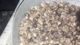 Merosting atau menyangrai kopi cara manual