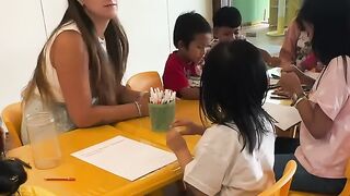 Sharon teaches children in class👍👏❤️