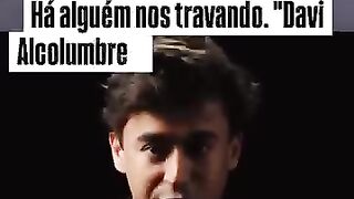 Há alguém nos travando.