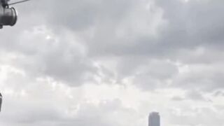 Um Robô Gigante Invade a Cidade