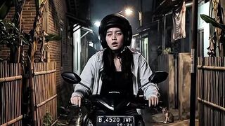 PULANG LEMBUR JAM 12 MALAM, LONCENG FENG SHUI MALAH MANGGIL PENGHUNI GANG! 👻🤣