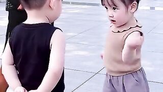 Cute Babies Dancing Together - 함께 신나게 춤추는 귀여운 아기들.mp4