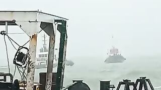 Tugboat lagi dihantam badai di perairan Taboneo
