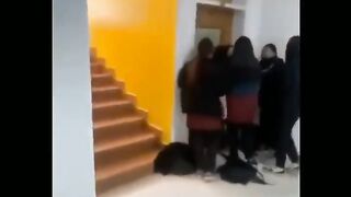 پاپا کی پریوں کی دوسری ویڈیوں دیکھیں۔ پیچھے لونڈے ویڈیوز بنا کر ہنس رہے ہیں