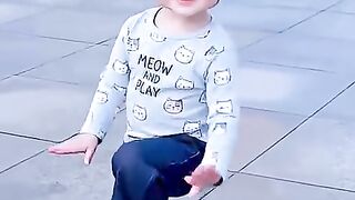 姨姨們，小傢伙踩著優雅的步伐又來了 #騙你生女兒