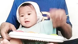 Bayi Gemes Mainan Baru, Tingkahnya Bikin Ngak
