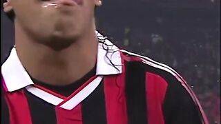 Tentang pemain bola