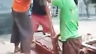 Membuat Lubang Resapan Air.