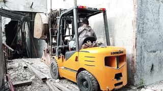 Proses evakuasi mesin pon dengan forklift 3 ton di area yang sempit, mesin pon tergelincir