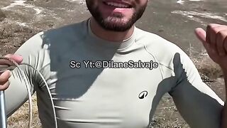Momen Menegangkan Bertemu Hewan Liar di Semak-Semak