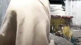 Emak-Emak Nyaris Tertabrak Saat Adang Maling Motor di Sampang