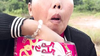 Survival Skills_ Useful and Clever with single mom in forest #bushcraft  #outdoors  #viralvideo 4