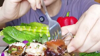 Eat delicious sweet and spicy mussels