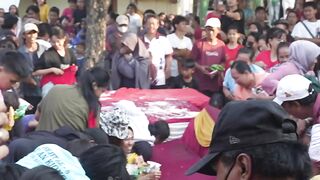 berebut makanan
