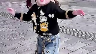 跟着妈妈去广场两天学会的舞蹈，大家看看跳的怎么样？