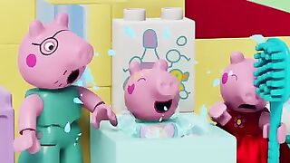 Peppa Pig Gives Baby Evie a BUBBLE BATH!