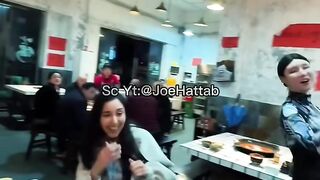 Ketika Pelayan Restoran Bergerak Seperti Robot Kaku