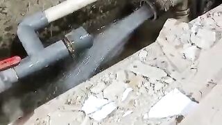 Akibat pipa bocor, air mengalir deras.