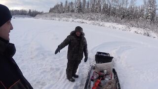 С дедом на таёжную реку. Щука и окунь на виб.