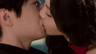 She Makes the First Move! ❤️ A Romantic Moment in Live Forever | Chinese Drama