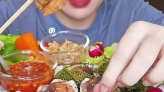 Eat clams with very spicy chili sauce