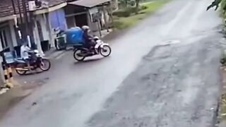 😱 Just Seconds Away from Disaster! Two Motorcycles Nearly Collide on CCTV!