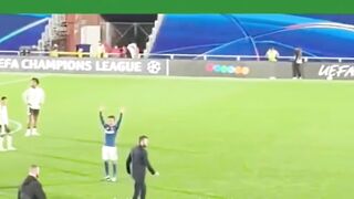 Setelah peluit panjang dibunyikan, Michael Carrick langsung berjalan ke arah tribun suporter tandang Manchester United