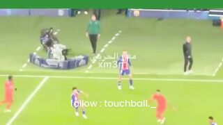 Setelah babak pertama ditutup dengan keunggulan 1-0 untuk PSG lewat gol Désiré Doué