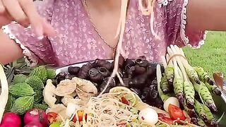 Eat spicy noodles and fresh vegetables