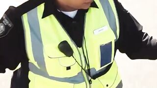 Retakan misterius tiba-tiba membelah jalanan kota dan menelan siapa pun di atasnya 😱!