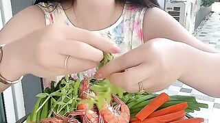 Eat fresh vegetables and spicy Thai style shrimp noodles