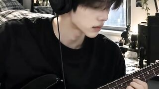 Sorang remaja dengan gitarnya