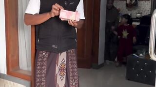 Daddy makes surprise to mommy!!👍😀😀