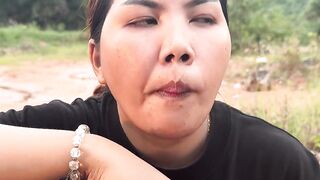 Survival Skills_ Useful and Clever with single mom in forest#outdoors #campinglife #viralvideo #fyp 11