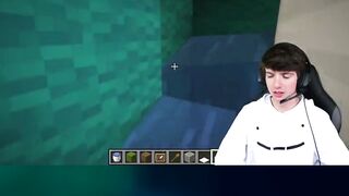 A PINEAPPLE HOUSE IN MINECRAFT?! 😂 #shorts