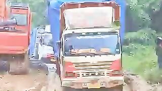 A truck sways and overturns on a muddy road #swayingtruck #truck #excavator