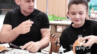 It’s said that using chopsticks makes it much easier to eat Western food._Is that true_