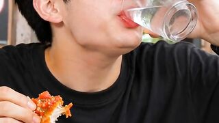 Makan ayam pedas