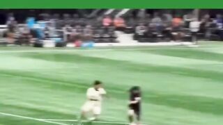 Beberapa penggemar Atlanta United di Stadion Mercedes-Benz memang ikut terhanyut oleh kejeniusan Lionel Messi