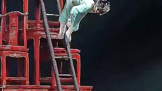 縱身騰起空翻而下，落定一記穩當劈叉