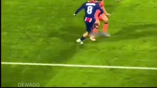 PENAMPILAN APIK DARI JOAO GARCIA SAAT MENGHADAPI PSG