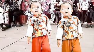 小萌娃跳目瑙縱歌🥰，感受景頗族的歡樂，傳承民族之美