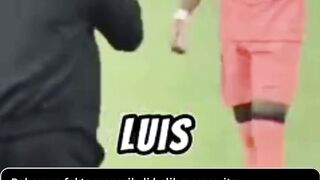 Waktu itu pelatih PSG, Luis Enrique, ketangkap kamera manggil dan ngobrol akrab sama Raphinha di pinggir lapangan pas jeda pertandingan.