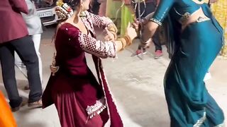 Sare bajar nacchaya