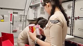 Pramugari Cantik Sedang Sibuk Kerja dalam Penerbangan.mp4