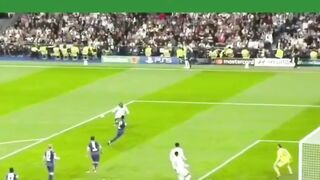 Yan Diomandé mencetak gol voli yang sangat spektakuler dalam pertandingan UEFA Champions League