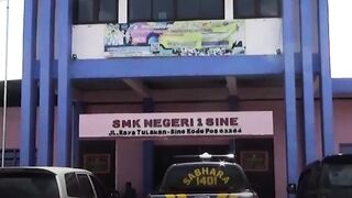 Puluhan Siswa SMKN 1 Sine Diduga Keracunan Makanan MBG