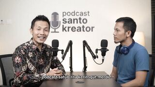 ua_pria_berbincang_di_podcast