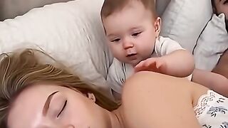 VÍDEO EMOCIONANTE MOSTRA BEBÊ ACORDANDO A MÃE E O FINAL COM O PAI EMOCIONOU A TODOS