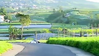 Jalan jalan sambil menikmati indahnya pegunungan
